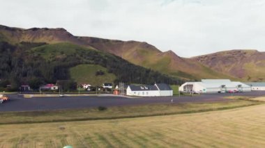 Skogar, İzlanda. Yaz mevsiminde çayır ve evlerin panoramik hava manzarası.
