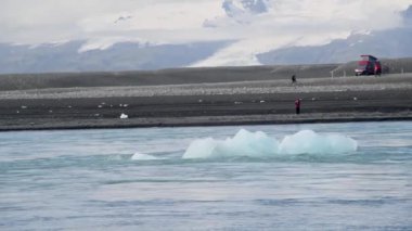 Jokulsarlon gölü, İzlanda. Bir yaz sabahı nehir boyunca hareket eden buzdağı..