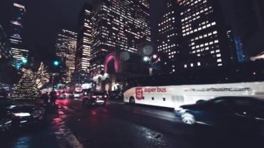 NEW YORK CITY - ARALIK 2018: Park Avenue boyunca ağır çekimde gece trafiği.