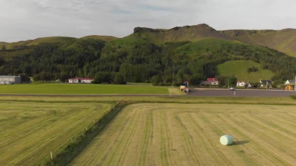 Skogar Ijsland August 2019 Tractor Aan Het Werk Een Weiland — Stockvideo