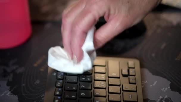 柔らかい布でコンピュータのキーボードを掃除女性 コロナウイルスの予防と家庭用消毒 — ストック動画