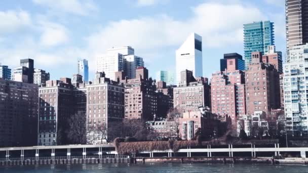 ニューヨーク州ルーズベルト島のミッドタウン マンハッタンの建物がスローモーションで — ストック動画