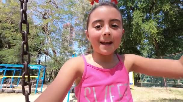 Powolny Ruch Młodej Dziewczyny Huśtawce Widok Pierwszej Osoby — Wideo stockowe