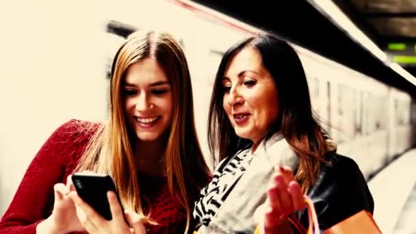 Casal Mulheres Bonitas Usando Smartphone Enquanto Passam Tempo Juntos Barcelona — Vídeo de Stock