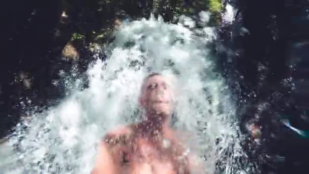 Rekaman Pria Dewasa Berdiri Bawah Air Terjun — Stok Video