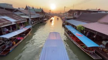 BANGKOK, THAILAND - 15 ARALIK 2019 Amphawa yüzer pazarı, Tayland 'ı ziyaret eden turistler için önemli bir ilgi odağı..