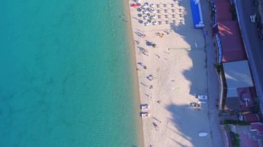 İtalya 'da yaz mevsiminde hava manzaralı güzel Calabrian plajı ve şemsiyeleri.