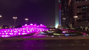 Corniche Meydanı 'ndan gece Abu Dabi.
