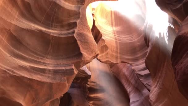 空に対するアンテロープキャニオンの素晴らしい岩の形成 — ストック動画