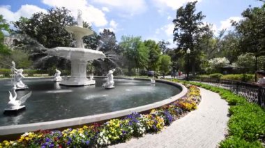 Güzel yeşil parktaki çeşmenin panoramik görüntüleri