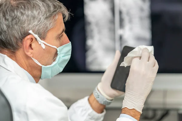 Medico Fiducioso Indossando Maschera Guanti Presso Studio Medico Tempi Coronavirus — Foto Stock