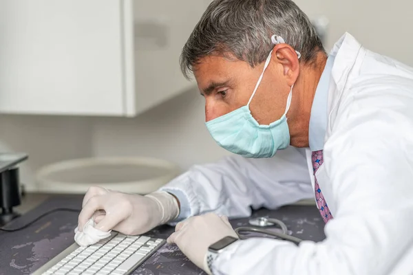 Médico Confiante Usando Máscara Luvas Estúdio Médico Tempos Coronavírus Limpando — Fotografia de Stock