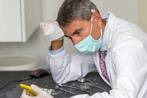 Κουρασμένος Γιατρός Φορώντας Μάσκα Και Γάντια Στο Ιατρικό Στούντιο Coronavirus — Φωτογραφία Αρχείου