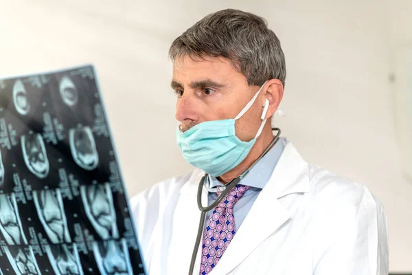 Médico Confiante Usando Máscara Analisando Xray — Fotografia de Stock