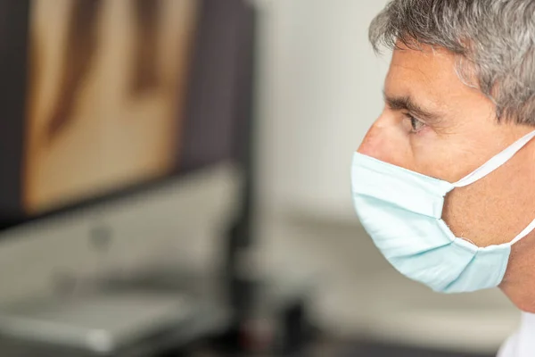 Médico Preocupado Examinando Scan Paciente Infectado Por Coronavírus — Fotografia de Stock