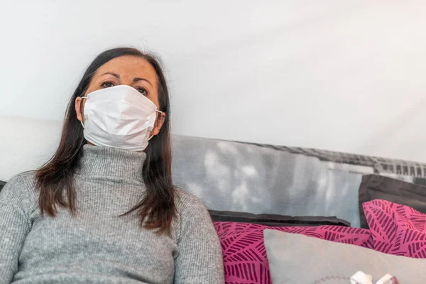 Frau Bei Virusausbruch Oder Hypochondrie Hause Isoliert Und Mit Maske — Stockfoto