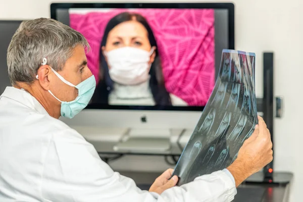 医生和他的病人在家里打视频电话的背景图 在与全科医生的视频会议中 用计算机对病人进行近距离观察 生病的女孩在网上咨询 — 图库照片