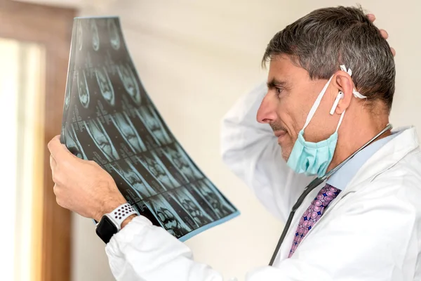 Беспокойный Доктор Маске Анализирующей Рентген Окна — стоковое фото