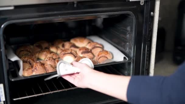 Frau Kocht Hause Mit Dem Backofen Zeitlupe — Stockvideo