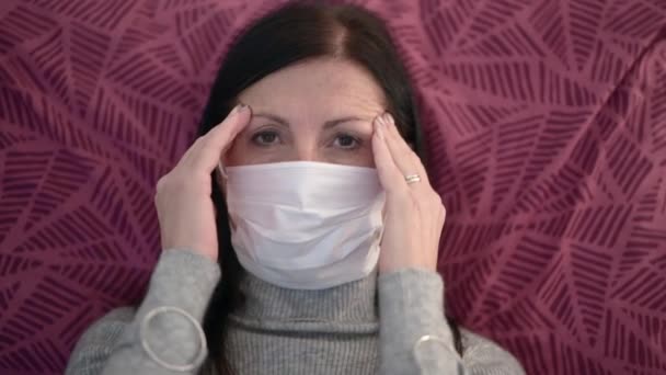 Frau Hause Krank Wegen Coronavirus Maske Bett — Stockvideo