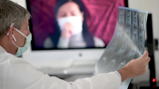 Médico Visitante Paciente Videochamada Vestindo Máscara Examinando Raio Movimento Lento — Vídeo de Stock