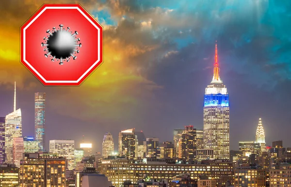 夜间在曼哈顿天际线前带有大型红珊瑚警告标志的概念图像 旅行限制概念 Covid 19病毒爆发 — 图库照片