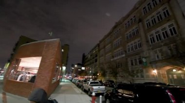 NEW YORK CITY - ARALIK 2018: Geceleri Chelsea, Manhattan 'da trafik.