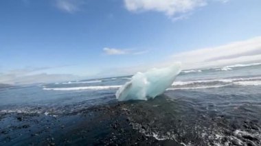 Jokulsarlon gölü, İzlanda. Yaz mevsiminde köprünün altından buzdağları akıyor..
