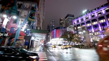 NEW YORK CITY - Aralık 2018: Herald Meydanı 'ndaki Manhattan şehir merkezi gökdelenleri yağmurlu bir gecede.