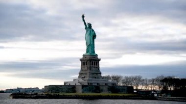 Özgürlük Anıtı Hudson Nehri 'ndeki hareketli bir tekneden görüldüğü gibi..