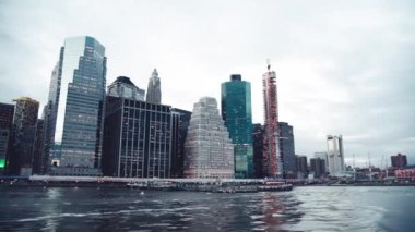 Aşağı Manhattan 'ın modern silueti Hudson Nehri' nde ağır çekimde hareket eden bir tekneden..