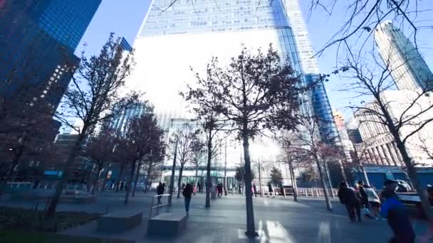 ニューヨーク市 2018年12月 ワールドトレードセンターグラウンド ゼロ記念碑2001年9月11日の攻撃10周年を記念して建てられました — ストック動画