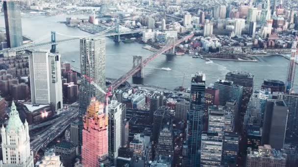 Långsam Rörelse Antenn Syn Trafiken Längs Brooklyn Och Manhattan Bridge — Stockvideo
