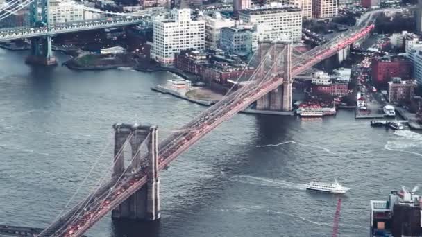 ブルックリンとマンハッタン橋 ニューヨーク市に沿って交通のスローモーションの空中ビュー — ストック動画
