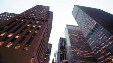 Manhattan gökdelenleri yavaş çekim, panoramik gökyüzü görüntüsü yavaş çekimde, New York City, ABD.