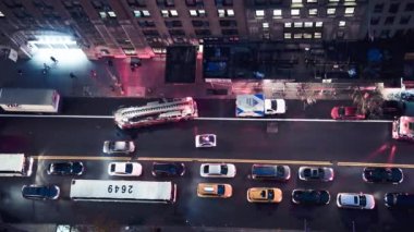 NEW YORK CITY - Aralık 2018: Manhattan gece trafiği ve itfaiyecilerin yavaş çekimde, New York City, ABD.