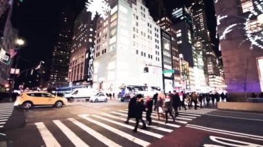 NEW YORK CITY - Aralık 2018: Manhattan gece trafiğinin sokak manzarası, New York, ABD.