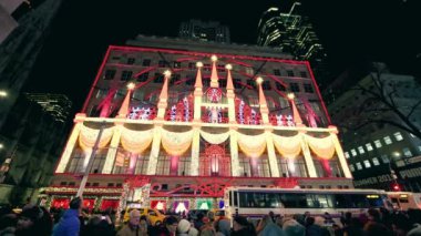 NEW YORK CITY - Aralık 2018: Saks gece lambaları Manhattan, New York City, ABD.
