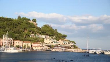 Marina di Campo panoramik manzara, Elba Adası, İtalya.