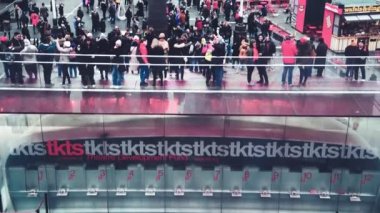 NEW YORK CITY - Aralık 2018: Bir kış günü Times Meydanı 'ndaki Duffy Meydanı Merdivenleri boyunca turistlerin yavaş çekim görüntüsü.