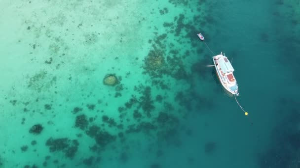 Imagens Aéreas Cênicas Iate Flutuando Água Azul Oceano Dia Ensolarado — Vídeo de Stock