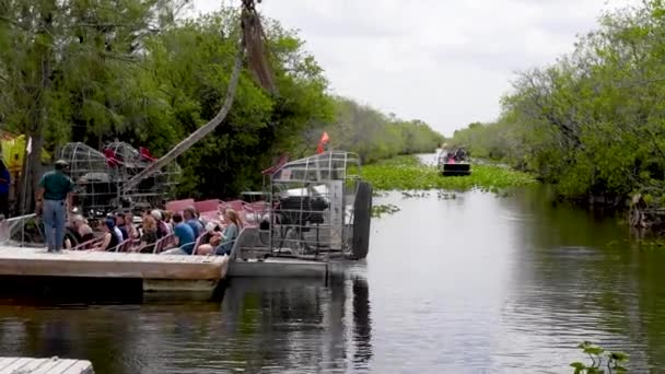 Malowniczy Materiał Filmowy Everglades Canal Boats — Wideo stockowe