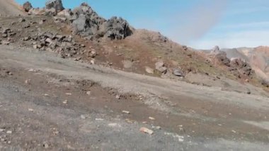 Yaz mevsiminde muhteşem Landmannalaugar manzarası. İnsansız hava aracı İzlanda 'dan panoramik hava manzarası.