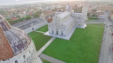 Güneşli bir sabahta, mucizeler Tarlası 'nın muhteşem hava manzarası. Kule, Baptistery ve Katedral, Pisa, Toskana