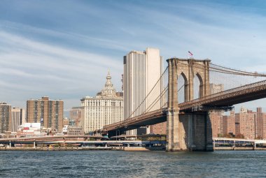 Brooklyn Köprüsü ve Manhattan binaları, New York City, ABD.