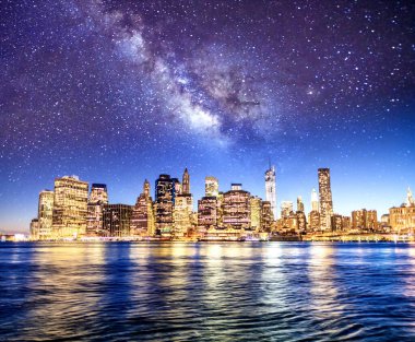 Aşağı Manhattan gece silueti ve Samanyolu. East River Downtown gökdelenleri yansımaları, New York City - ABD.