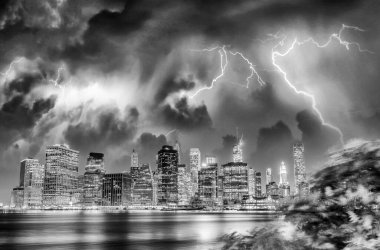 Aşağı Manhattan gece silueti, fırtına yaklaşıyor. East River Downtown gökdelenleri yansımaları, New York City - ABD.