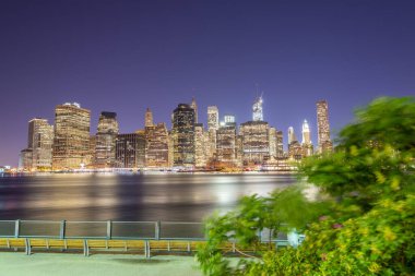 Gün batımında aşağı Manhattan silueti, Brooklyn, New York 'tan panoramik manzara - ABD.