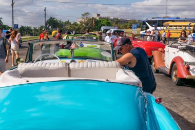 HAVANA, CUBA - 5 Nisan 2017 Havana Küba yolunda park edilmiş Amerikan mavi klasik arabası. İç detay.