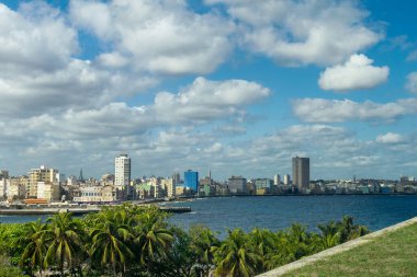 Havana 'nın güneşli bir günde deniz kenarındaki panoramik manzarası, Küba.